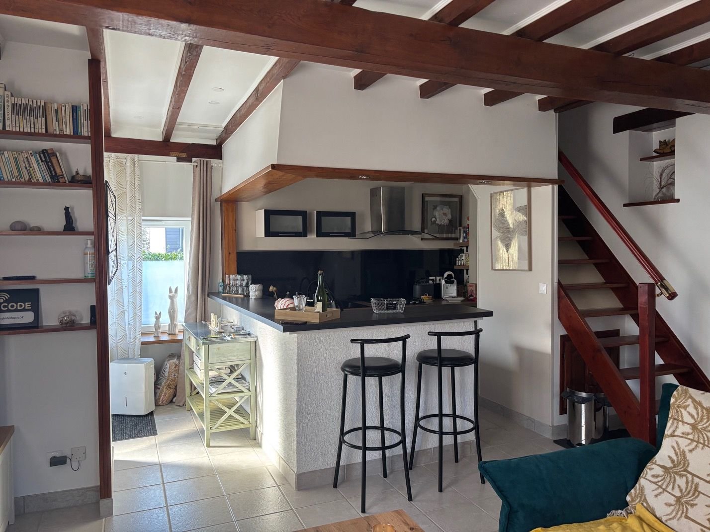 Bar et coin cuisine ouvert sur le salon