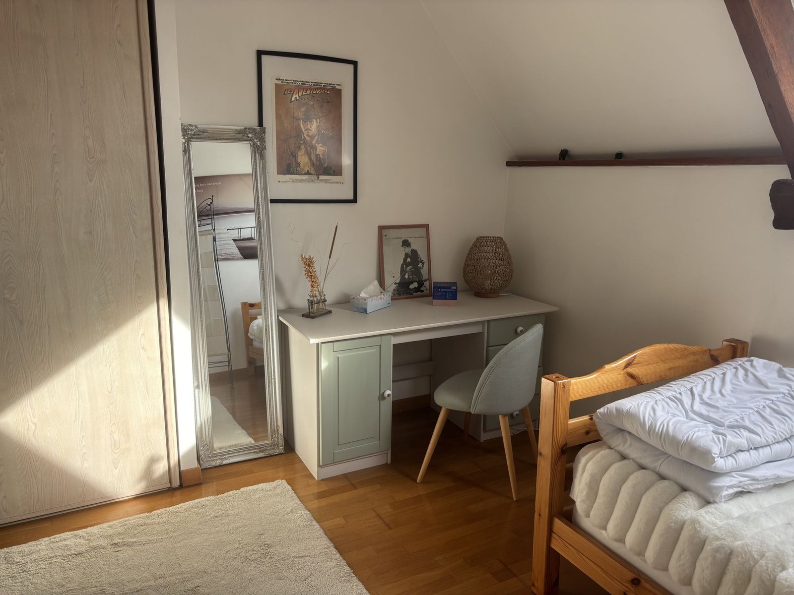 Chambre avec lit simple et coin bureau